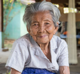 Old_woman_of_Don_Puay_white_shirt_grey_hair_wrinkled_skin