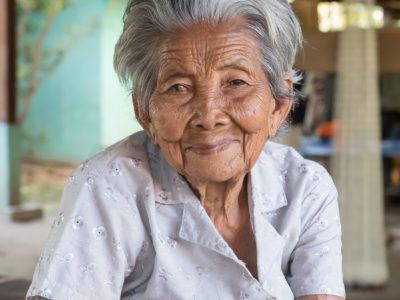 Old_woman_of_Don_Puay_white_shirt_grey_hair_wrinkled_skin